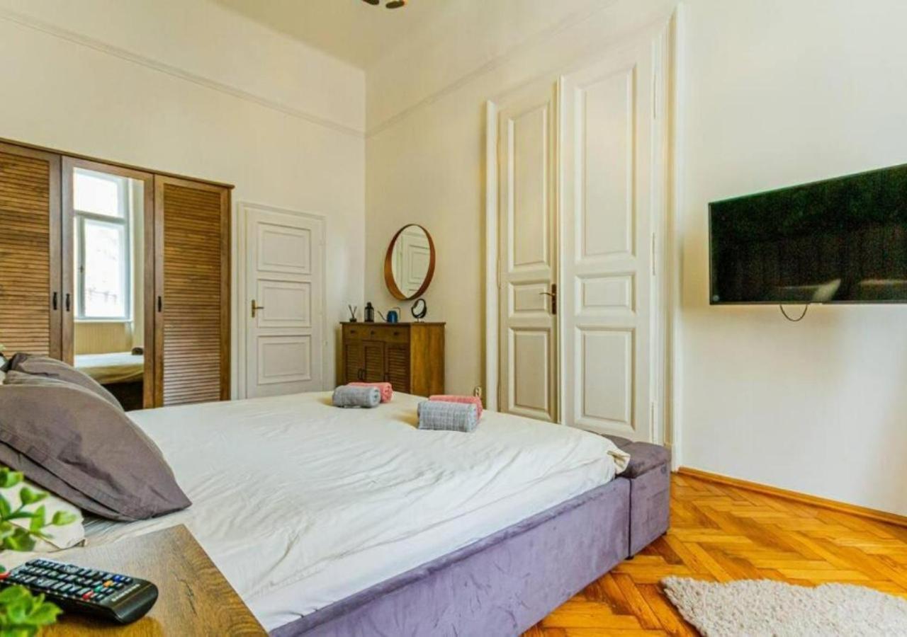 Luxury Apartment By The Famous Vaci Street Budapest Exterior photo
