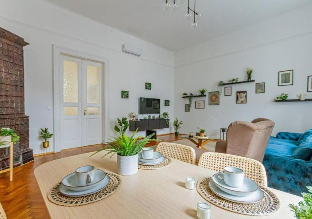 Luxury Apartment By The Famous Vaci Street Budapest Exterior photo